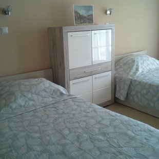 Both beds have 4 drawers each.