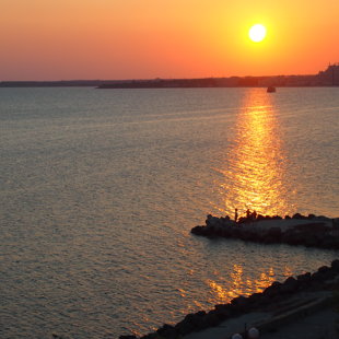 The new pier where you can enjoy the rush of the waves. 