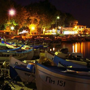 Late evening strolls along the shore are a local ritual, that  visitors of all ages adopt.