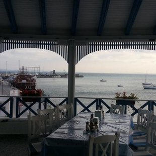 Restaurant Paros is right on the shore