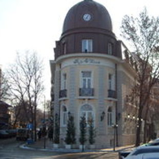 Once  a bank, this iconic building in the town center  has an impressive architecture.