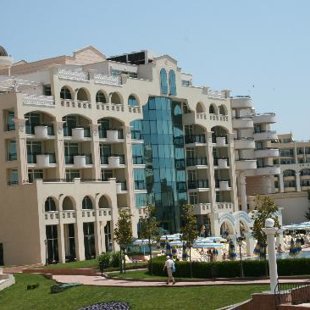 The impressive architecture of Sunset Resort