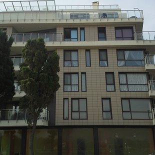 Има домофонна система и сензор за осветление в сградата