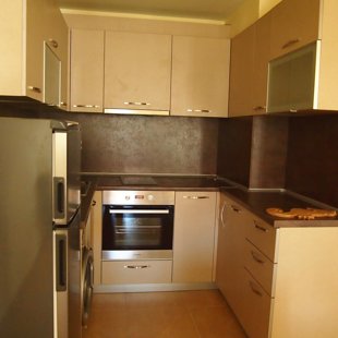 Напълно оборудваната кухня разполага с всичко необходимо за еднo изискано ядене.