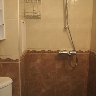 Ванная комната полностью выложены плиткой.