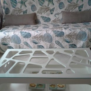 На диване, в качестве продлен, могут спать два человека.