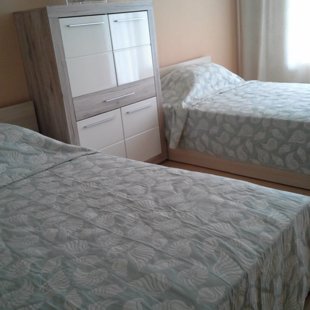 В спальне две кровати для двух человек каждый, идеально подходит для семей с детьми