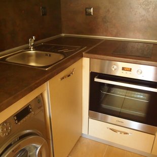 Есть три больших супермаркетов, 2 минуты пешком.