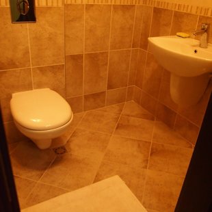 Водонагреватель в ванной комнате имеет регулируемую термостатом.