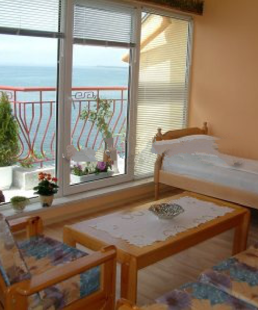 Есть 3 односпальные кровати и спящий - диван в гостиной