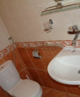 Обе ванные комнаты в квартире покрыты итальянской терракотовой пола до потолка