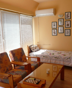 Все номера ведут на террасу и имеют французские окна oт полa  до потолка..