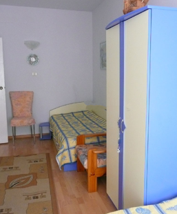 Есть две односпальные кровати во второй спальне.В каждом номере есть шкаф для одежды