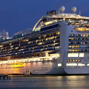 Круизный корабль "Emerald Princess" сделал ослепительную первое появление в регионе в 2015