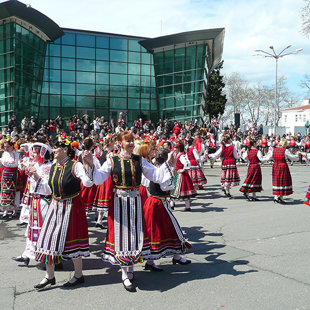 Различные концерты, фестивали и праздники проводятся здесь.