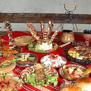 Здесь нет недостатка мест, чтобы поесть и испытать местную кухню.