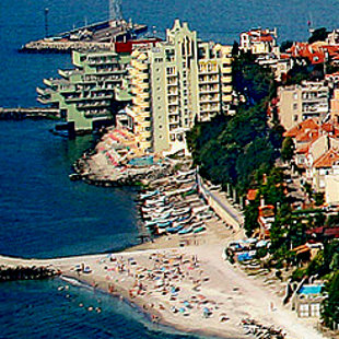 Интеротель Поморие расположен на самой оконечности полуострова.