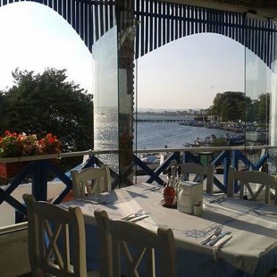 Restaurant Paros is right on the shore 