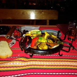 Местная еда  вкусный и доступный.