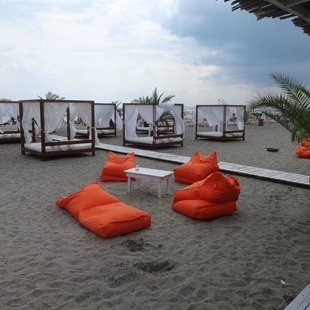 Еще несколько вариантов понежиться на солнце.