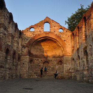 Здесь посетители могут чувствовать себя богатым архитектурным наследием Православной мире.