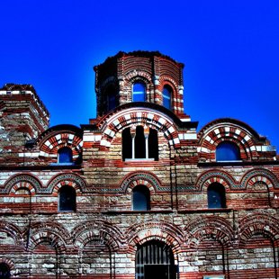 40 церквей, самым старым из 5 -6 века, полностью или частично сохранились.