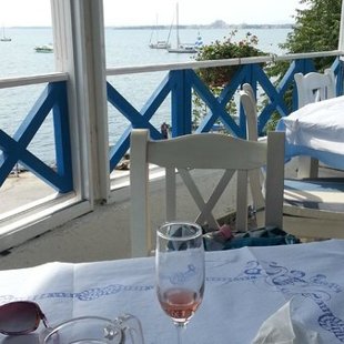 Потягивая вино из региона при погружении в красотой, является выигрышной комбинацией.