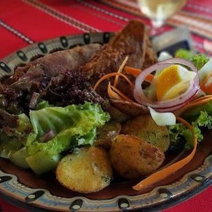 Здесь нет недостатка мест, чтобы поесть и испытать местную кухню.