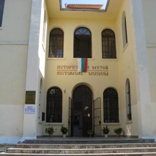 В Этом  здании эпохи Возрождения сейчас находится библиотека и музей истории