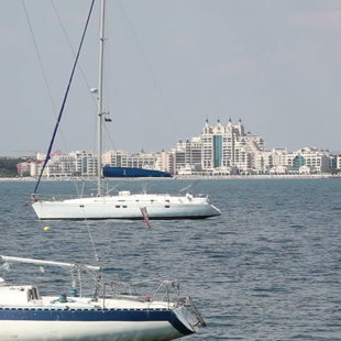 Беззаботный летний день на берегу залива.