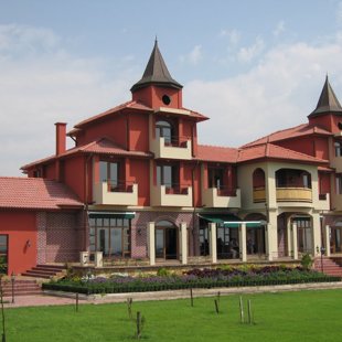 Местные винодельни предлагают туры производственных мощностей и дегустаций