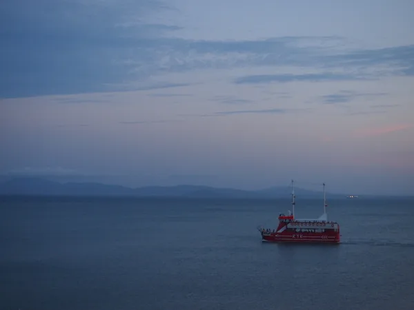 One of the sightseeing boats making its
way back to the pier.
