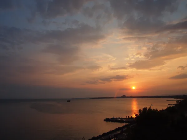 The small pier  below is the perfect backdrop setting for romantic walks and selfies.