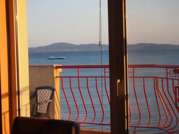 The beauty of the seashore can be enjoyed even from inside the apartment