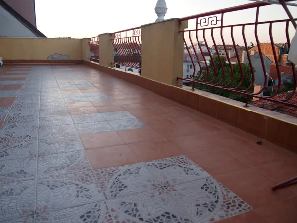 The enormous, 40 sq. meters north terrace is ideal for sunbathing and al fresco meals.