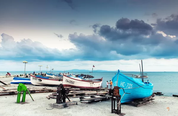 Early in the morning fishermen sell their overnight catch straight from the boats.
