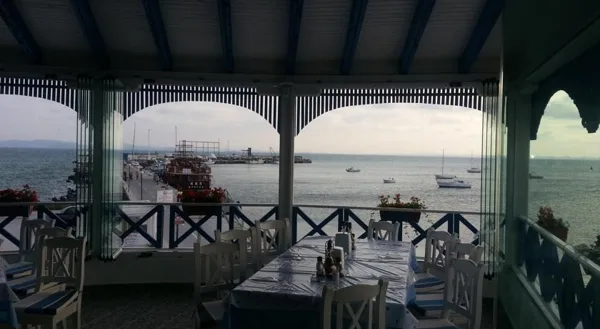 Restaurant Paros is right on the shore 
